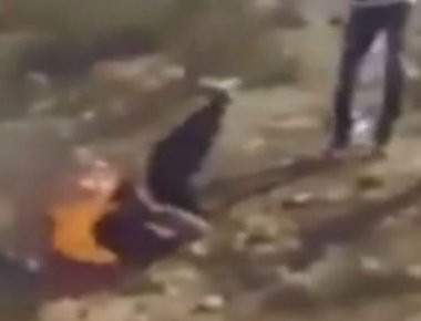 Σινά: Η στιγμή που Βεδουίνοι καίνε ζωντανό οπλαρχηγό της οργάνωσης Ισλαμικό Κράτος (βίντεο)